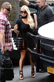 Jessica Simpson feet photo thumbnail