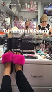 Kaley Cuoco feet photo thumbnail