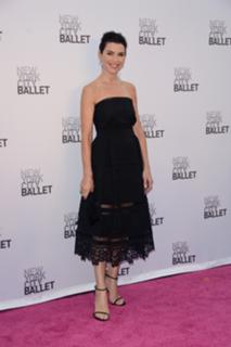Julianna Margulies feet photo thumbnail