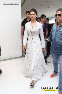 Deepika Padukone feet photo thumbnail
