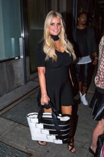 Jessica Simpson feet photo thumbnail