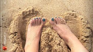 Hilary Duff feet photo thumbnail
