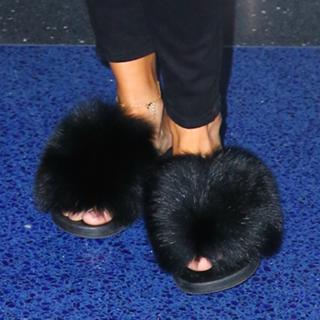 Khloé Kardashian feet photo thumbnail