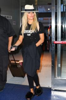 Khloé Kardashian feet photo thumbnail