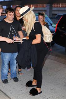 Khloé Kardashian feet photo thumbnail
