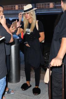 Khloé Kardashian feet photo thumbnail