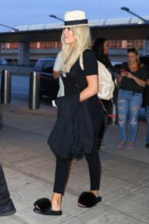 Khloé Kardashian feet photo thumbnail