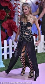 Paris Hilton feet photo thumbnail