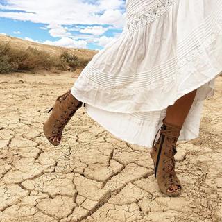 Brooke Burke feet photo thumbnail