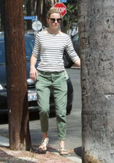 Elizabeth Banks feet photo thumbnail