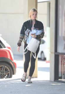 Elle Fanning feet photo thumbnail