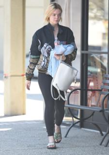Elle Fanning feet photo thumbnail