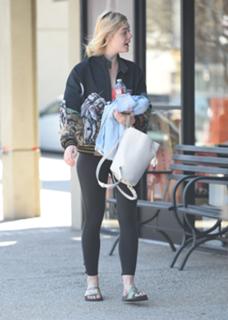 Elle Fanning feet photo thumbnail