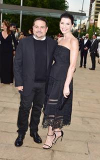 Julianna Margulies feet photo thumbnail