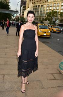 Julianna Margulies feet photo thumbnail