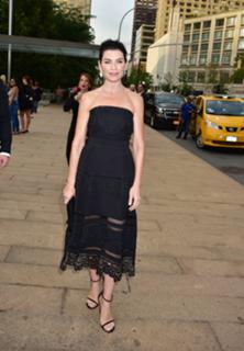Julianna Margulies feet photo thumbnail