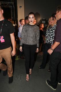 Hailee Steinfeld feet photo thumbnail