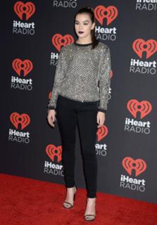 Hailee Steinfeld feet photo thumbnail