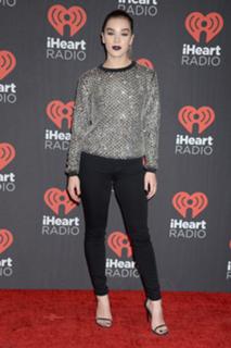 Hailee Steinfeld feet photo thumbnail