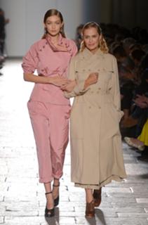 Gigi Hadid feet photo thumbnail