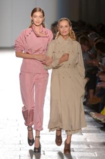 Gigi Hadid feet photo thumbnail