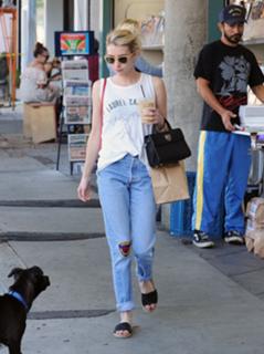 Emma Roberts feet photo thumbnail
