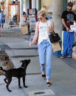 Emma Roberts feet photo thumbnail