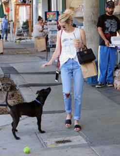 Emma Roberts feet photo thumbnail