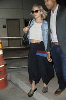 Jennifer Lawrence feet photo thumbnail