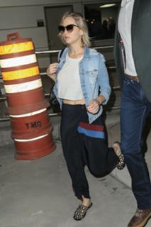 Jennifer Lawrence feet photo thumbnail