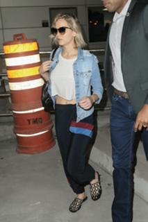 Jennifer Lawrence feet photo thumbnail