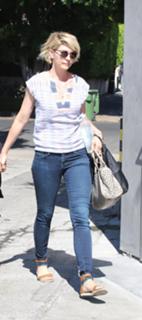 Jenna Elfman feet photo thumbnail