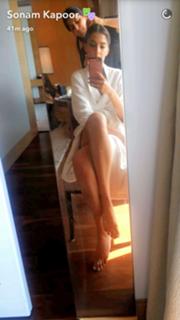 Sonam Kapoor feet photo thumbnail