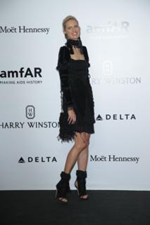 Karolina Kurkova feet photo thumbnail