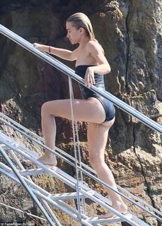 Ashley Olsen feet photo thumbnail