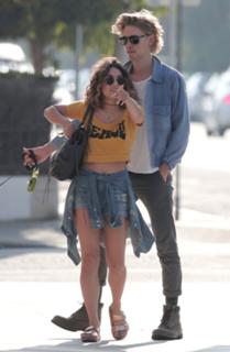 Vanessa Hudgens feet photo thumbnail