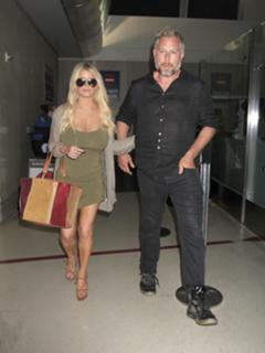 Jessica Simpson feet photo thumbnail