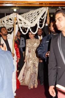 Karisma Kapoor feet photo thumbnail