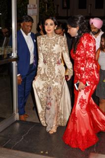 Karisma Kapoor feet photo thumbnail