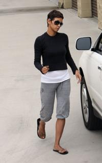 Halle Berry feet photo thumbnail