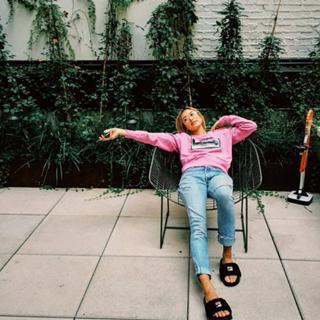 Hailey Bieber feet photo thumbnail
