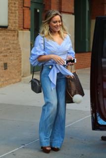 Hilary Duff feet photo thumbnail