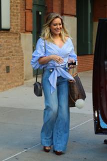 Hilary Duff feet photo thumbnail