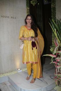 Sonali Bendre feet photo thumbnail