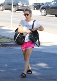 Kaley Cuoco feet photo thumbnail