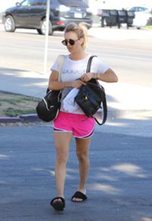 Kaley Cuoco feet photo thumbnail