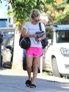Kaley Cuoco feet photo thumbnail