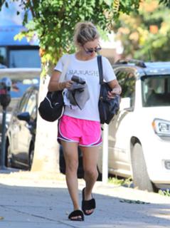 Kaley Cuoco feet photo thumbnail