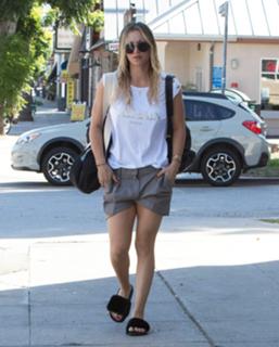 Kaley Cuoco feet photo thumbnail