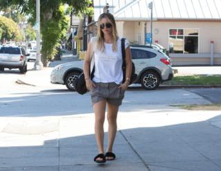 Kaley Cuoco feet photo thumbnail